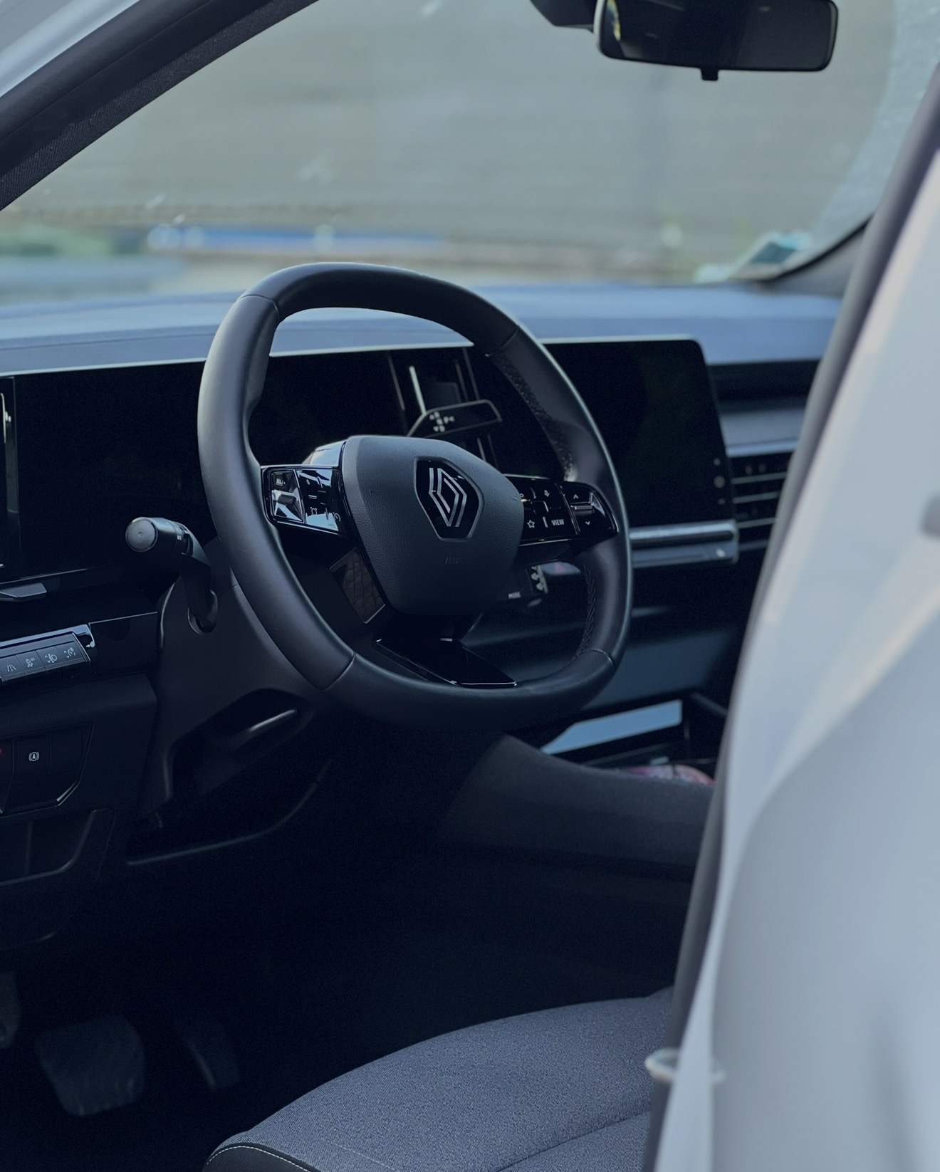 Intérieur de Renault nettoyé en détail : volant, planche de bord et écrans impeccables
