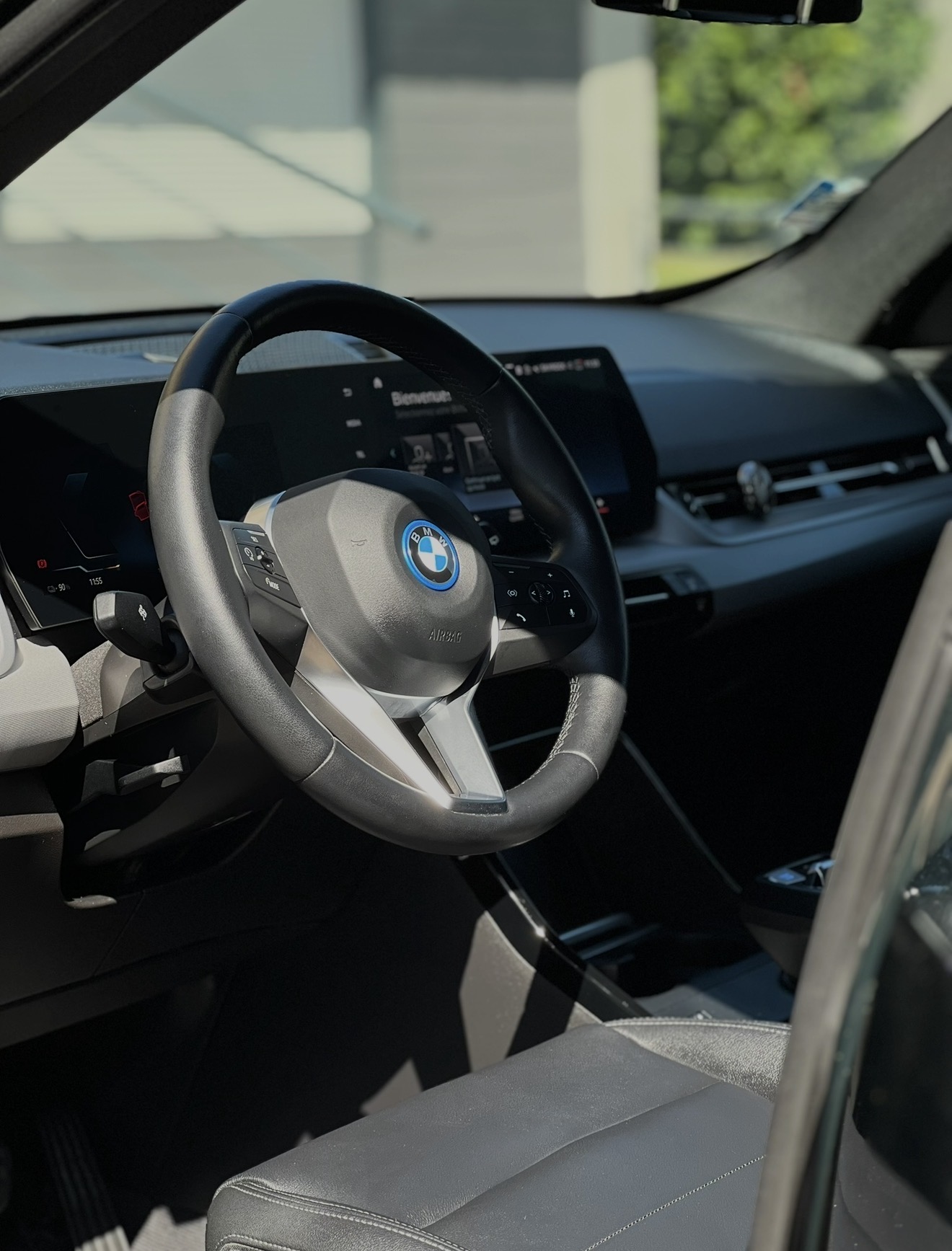 Habitacle de BMW nettoyé en détail : volant, écrans et console centrale impeccables